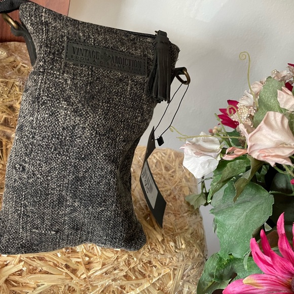 A cross body purse small in size. - Picture 2 of 3